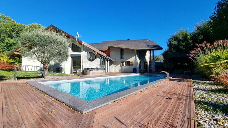 Maison - 250 m² - 9 pièces