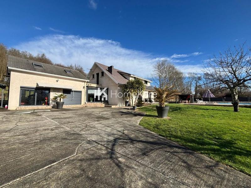 Maison - 280 m² - 9 pièces