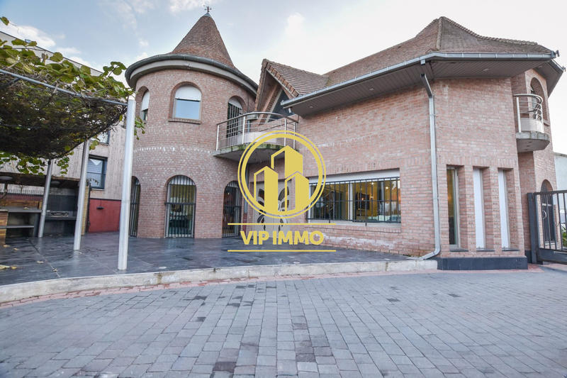 Maison - 241 m² - 6 pièces