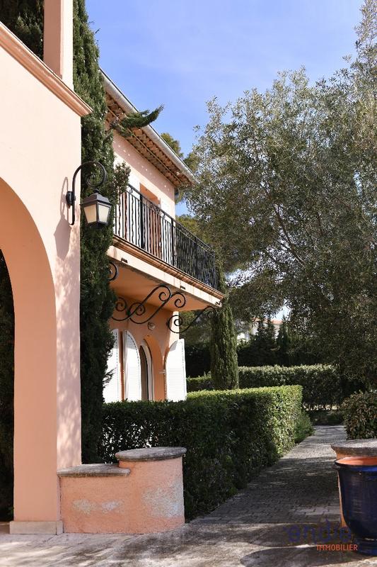 Maison - 650 m² - 12 pièces