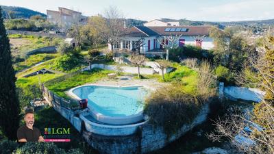 Maison - 255 m² - 6 pièces