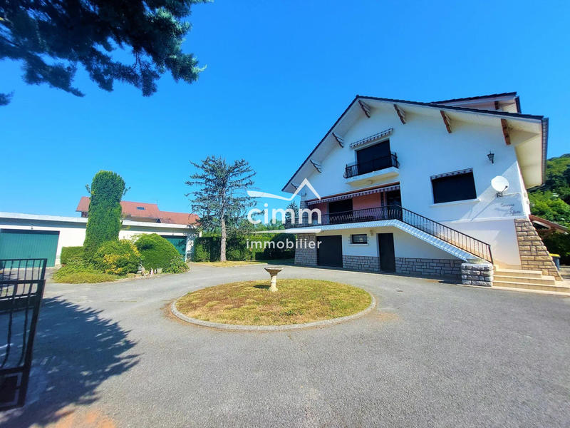 Maison - 285 m² - 8 pièces