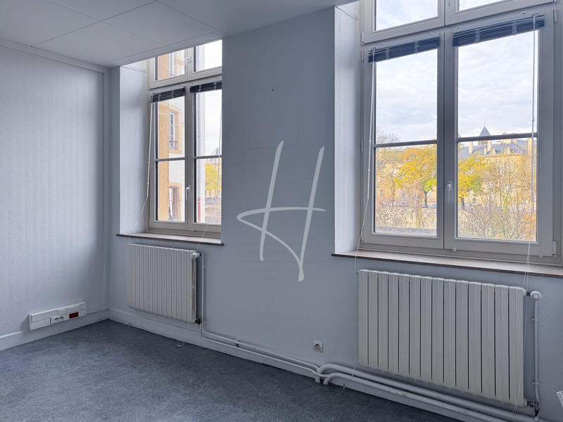 Local d'activités - 167 m² - 5 pièces