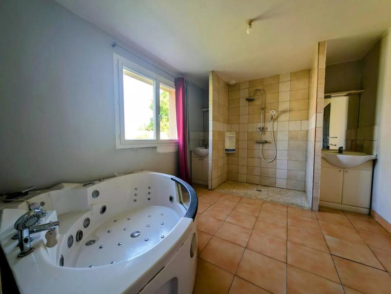 Maison - 220 m² - 9 pièces