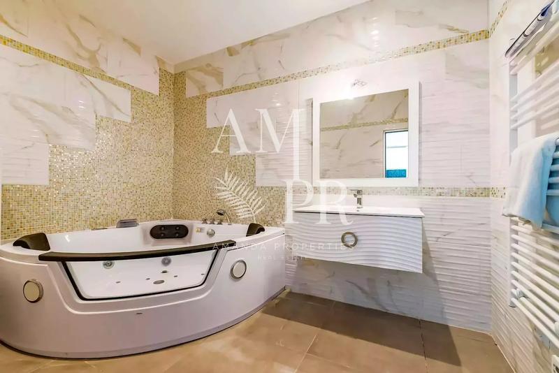 Villa - 370 m² - 8 pièces