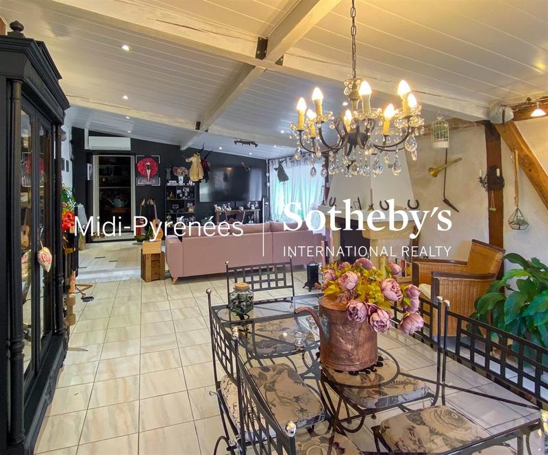 Maison - 387 m² - 11 pièces