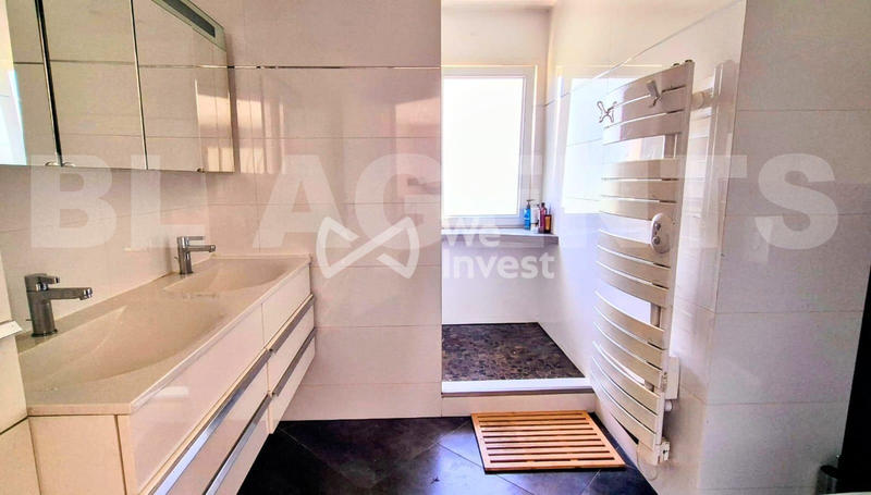 Maison - 222 m² - 8 pièces