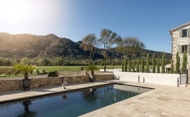 Mas - 800 m² - 15 pièces