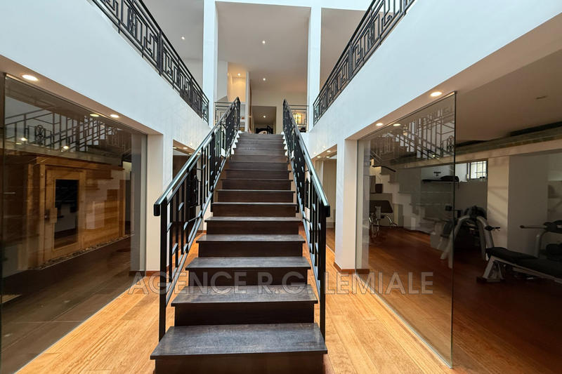 Maison - 937 m² - 15 pièces