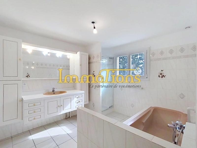 Maison - 205 m² - 7 pièces