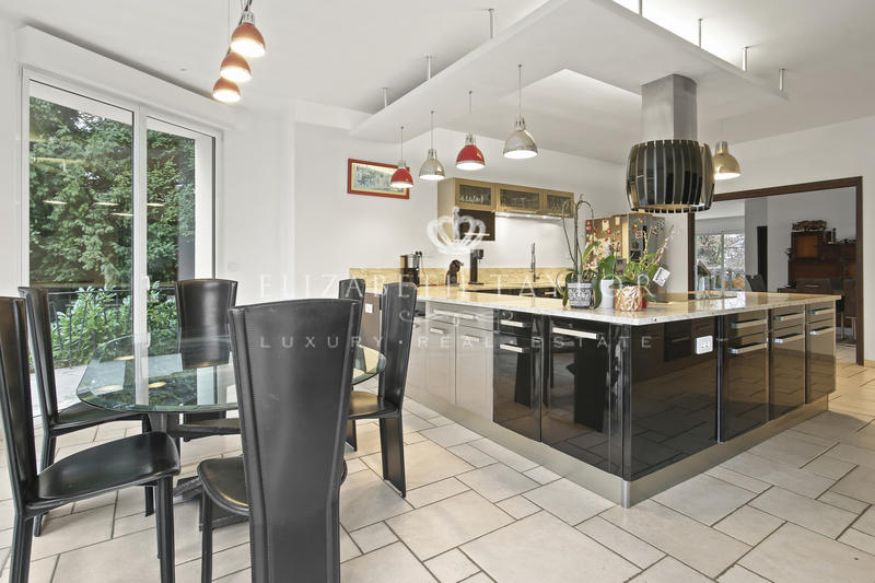 Maison - 450 m² - 11 pièces