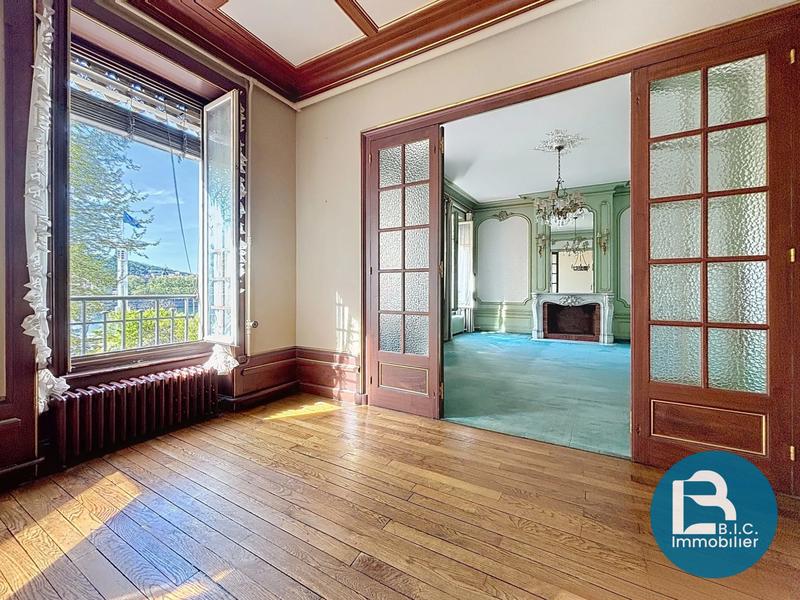 Appartement - 201 m² - 6 pièces