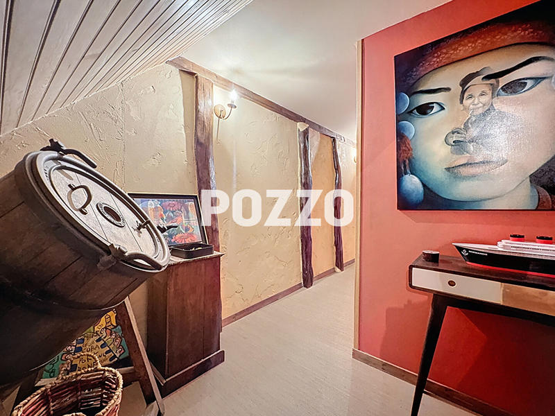 Maison - 220 m² - 8 pièces