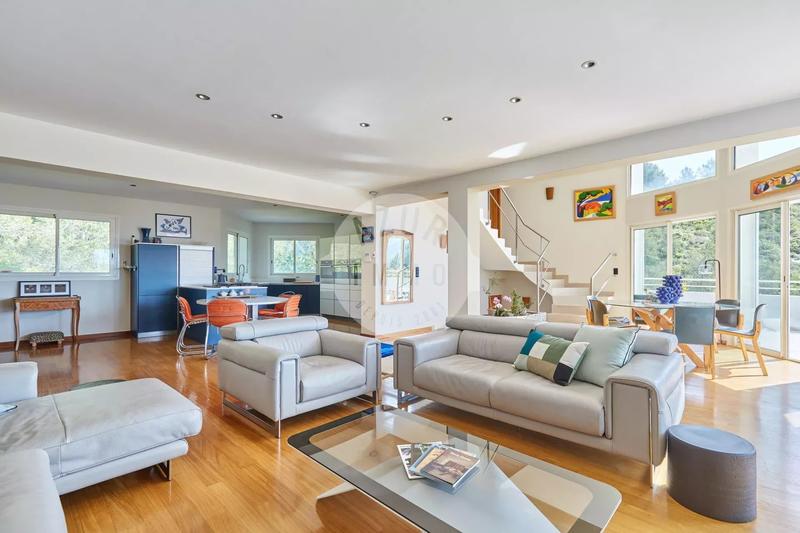 Maison - 350 m² - 6 pièces