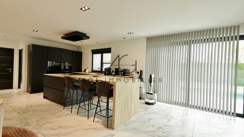 Maison - 228 m² - 5 pièces