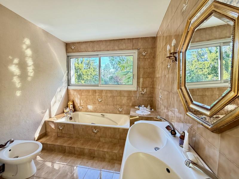 Maison - 269 m² - 8 pièces