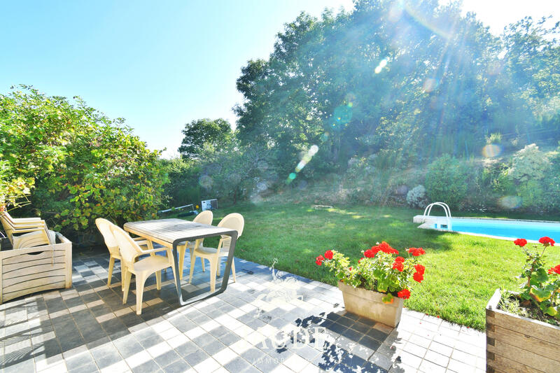 Maison - 221 m² - 10 pièces