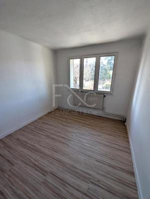 Appartement - 90 m² - 5 pièces