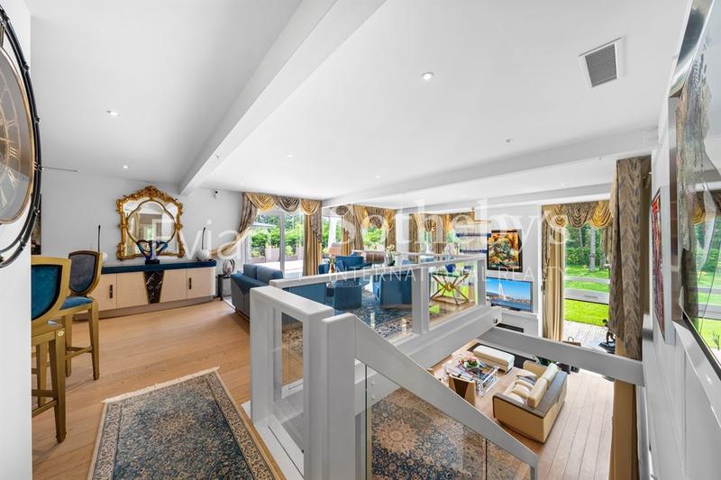 Maison - 448 m² - 9 pièces