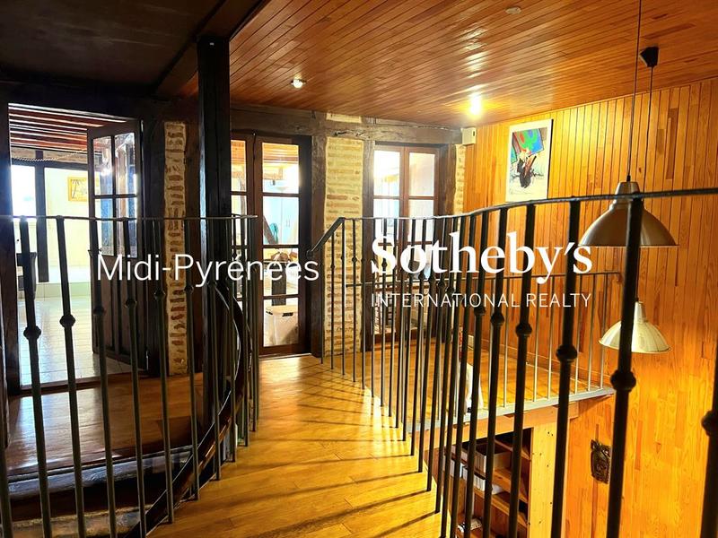 Maison - 377 m² - 12 pièces