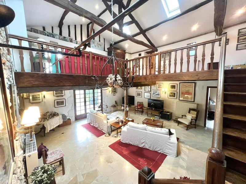 Maison - 335 m² - 8 pièces