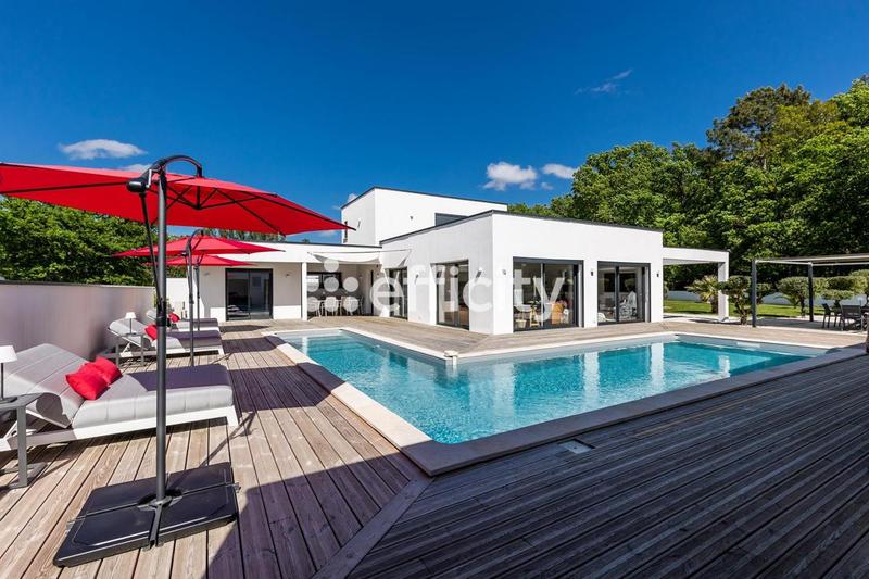 Maison - 340 m² - 10 pièces