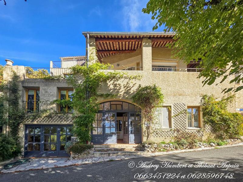 Maison - 215 m² - 7 pièces