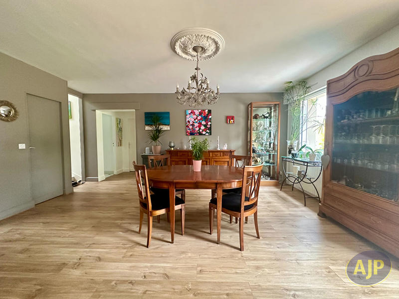 Maison - 180 m² - 8 pièces