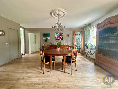 Maison - 180 m² - 8 pièces