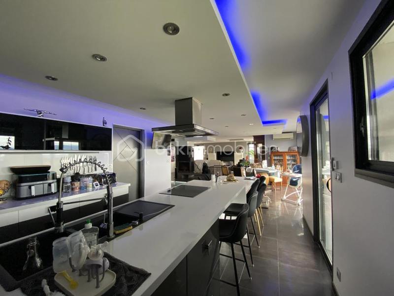 Maison traditionnelle - 260 m² - 8 pièces