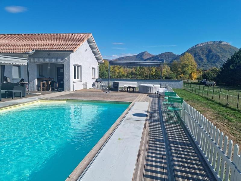 Propriété - 203 m² - 7 pièces