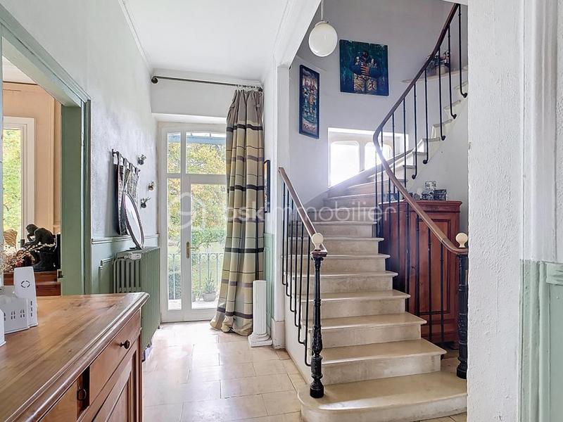 Propriété - 243 m² - 8 pièces