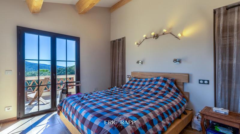 Villa - 247 m² - 6 pièces