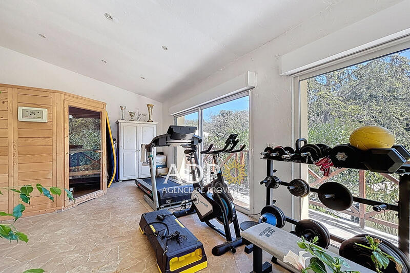 Maison - 230 m² - 8 pièces