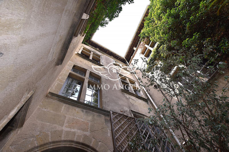 Maison - 976 m² - 24 pièces