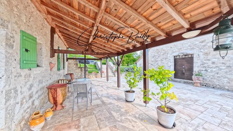 Propriété - 310 m² - 11 pièces