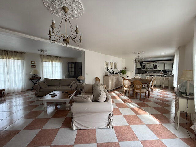 Maison - 218 m² - 8 pièces