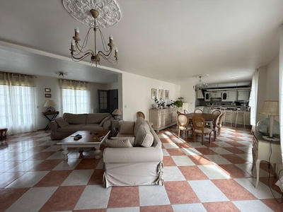 Maison - 218 m² - 8 pièces