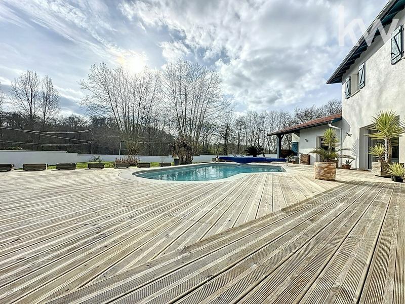 Maison - 220 m² - 6 pièces