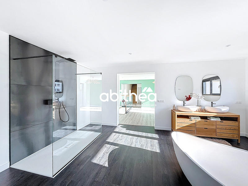 Maison - 223 m² - 8 pièces