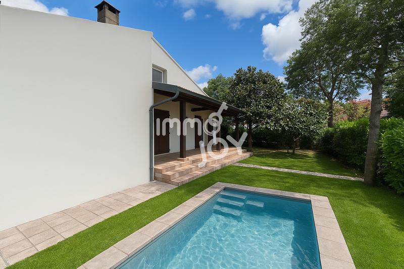 Maison - 250 m² - 7 pièces