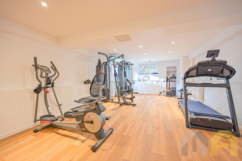 Maison - 280 m² - 8 pièces