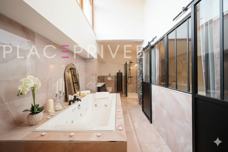 Maison - 218 m² - 8 pièces