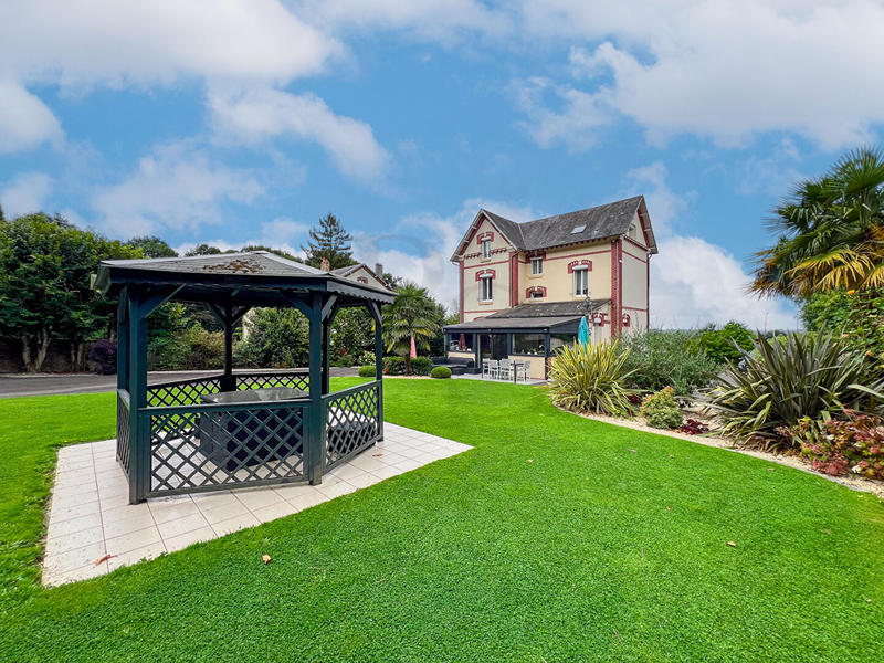 Maison - 215 m² - 8 pièces