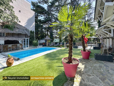 Maison - 300 m² - 10 pièces