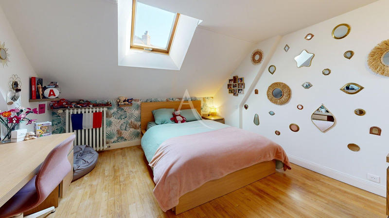 Maison - 204 m² - 9 pièces