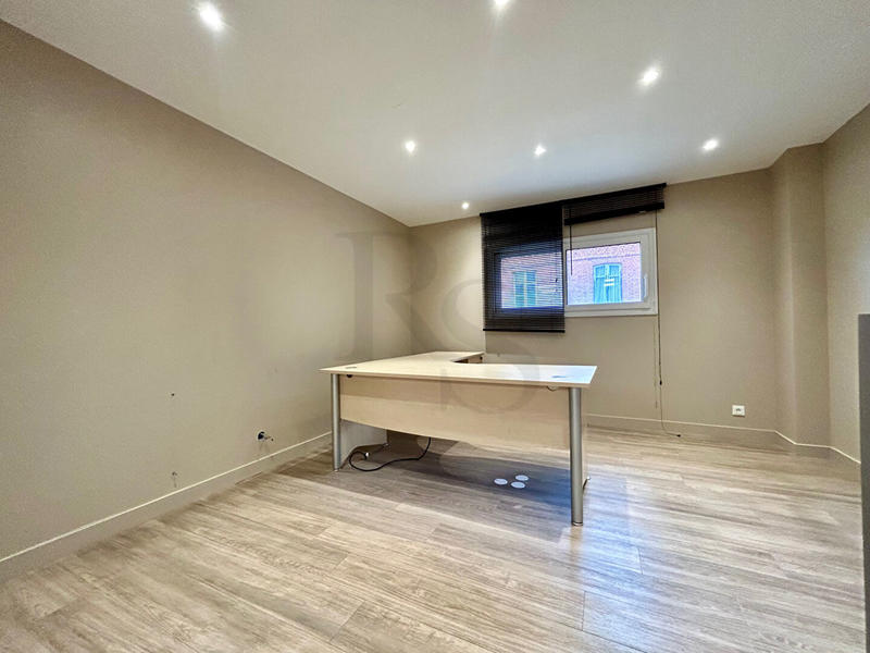 Local commercial - 150 m² - 6 pièces