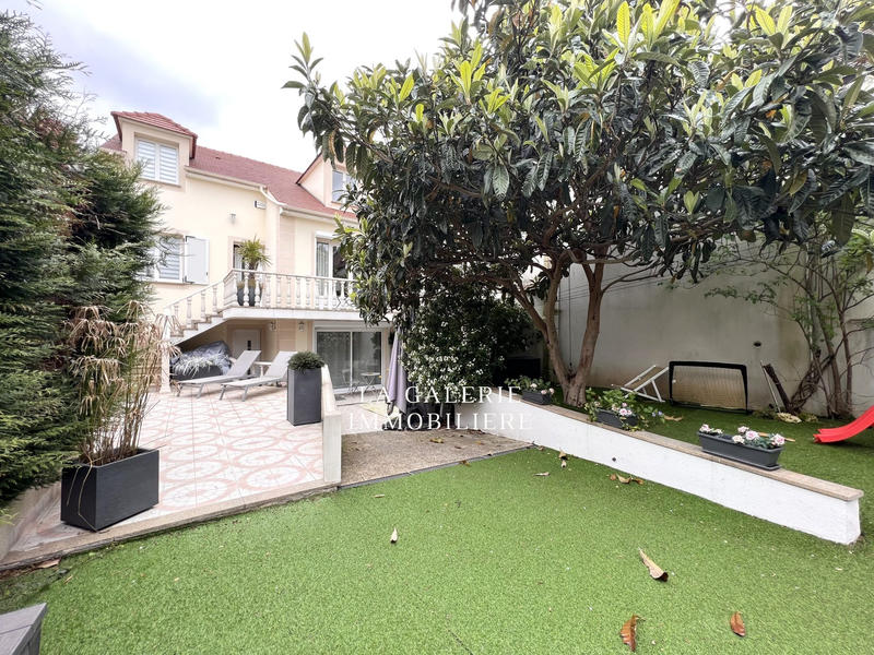 Maison - 186 m² - 8 pièces