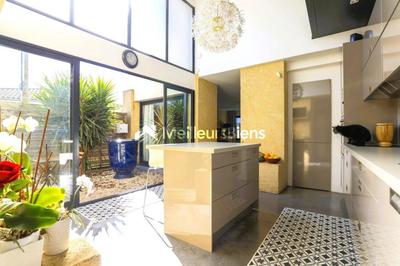 Propriété - 190 m² - 6 pièces