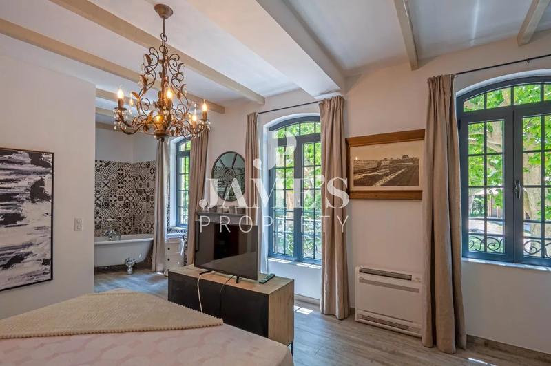 Maison - 420 m² - 8 pièces